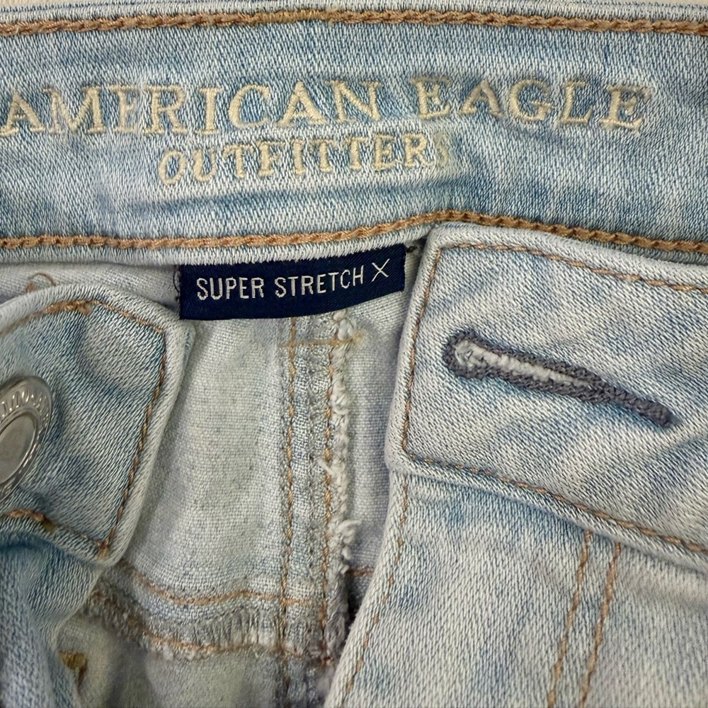 American Eagle Outfitters Light Wash Distressed Jean Shorts Size 8 - Picture 3 of 5